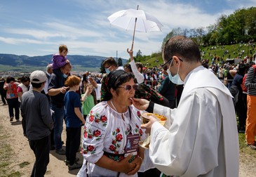 Pelerinii au așteptat răbdători să le vină rândul pentru a se împărtăși