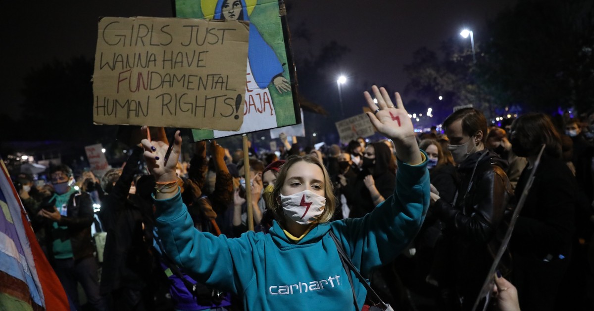Câteva mii de oameni au ieșit pe străzile din Varșovia să protesteze față de decizia Tribunalului Constituțional de a interzice aproape complet avorturile. 23 octombrie 2020. Fotografie via EPA-EFE/LESZEK SZYMANSKI