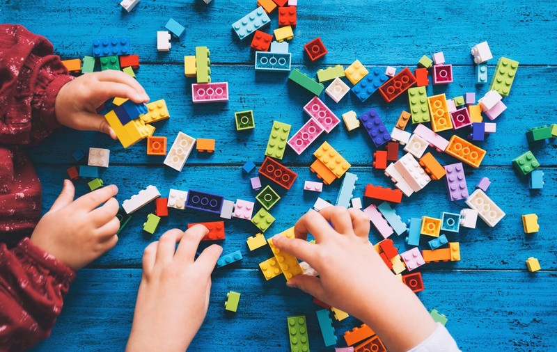 Lego renunță la încercarea de a produce piese din sticle de plastic reciclate. Cum explică decizia