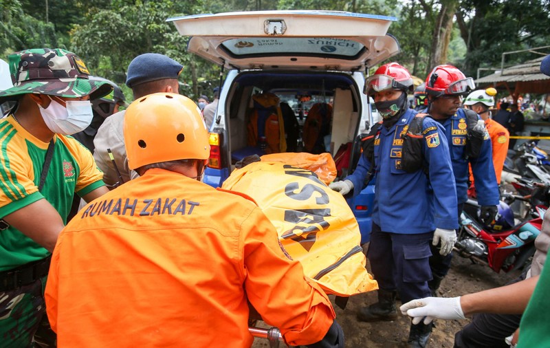 Bilanțul morților în urma cutremurului din Indonezia a ajuns la 310. Alți 24 de oameni sunt în continuare dispăruți