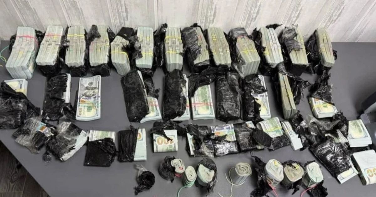 Teancuri de bani, puse pe patru rânduri pe o masă, găsiți de polițiști ascunși într-o mașină
