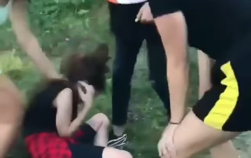 Una dintre fetele care au bătut și umilit o adolescentă de 13 ani în Târgu Jiu a fost reținută pentru 24 de ore