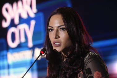 Alexandra Dobre, coordonadoarea programului, a lucrat pentru generalii Onțanu și Oprea. Ea a dat contractul de producție TV Elizei Sabina Băloi, un medic de chirurgie estetică, care și-a făcut rezidențiatul la spitalul SRI. Foto Agerpres