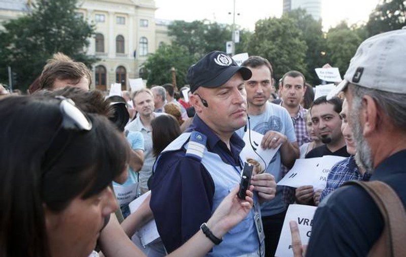 BĂTAIE ÎN CENTRUL BUCUREŞTIULUI! Manifestanţii pro şi anti Băsescu S-AU CIOCNIT