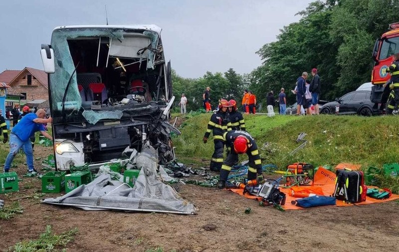 Un autocar cu 56 de persoane s-a ciocnit violent cu un autocamion plin cu bere, în județul Sibiu