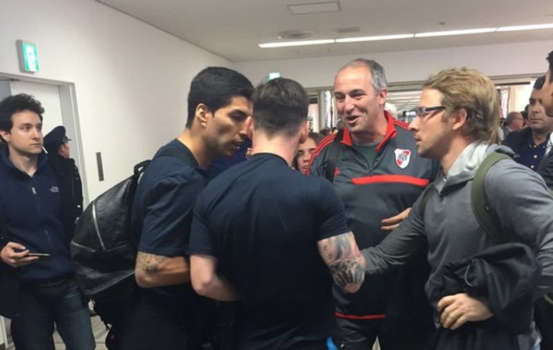 Messi, bătaie pe aeroport cu un fan River Plate, care l-a scuipat/ FOTO