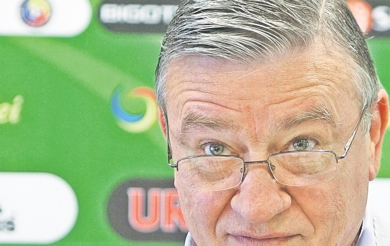 Mircea Sandu a glumit pe seama primelor promise tricolorilor pentru calificarea la CM 2014: "Le dau prima... la dreapta!" INTERVIU