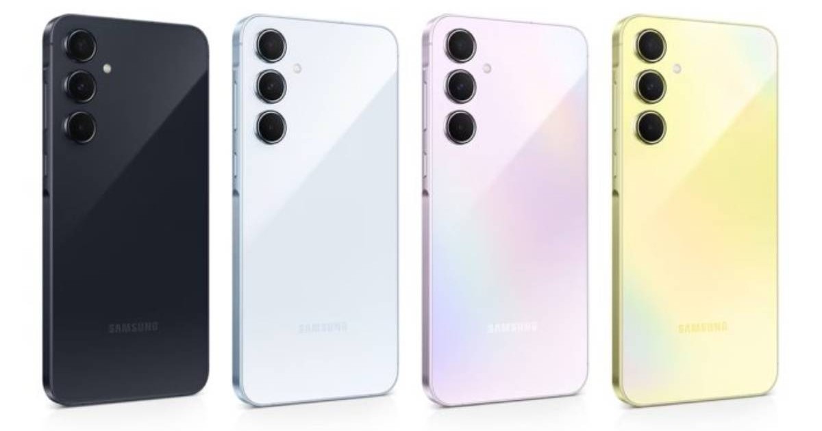 Mai multe telefoane Samsung Galaxy A56, pozate cu partea din spate pe un fundal alb.