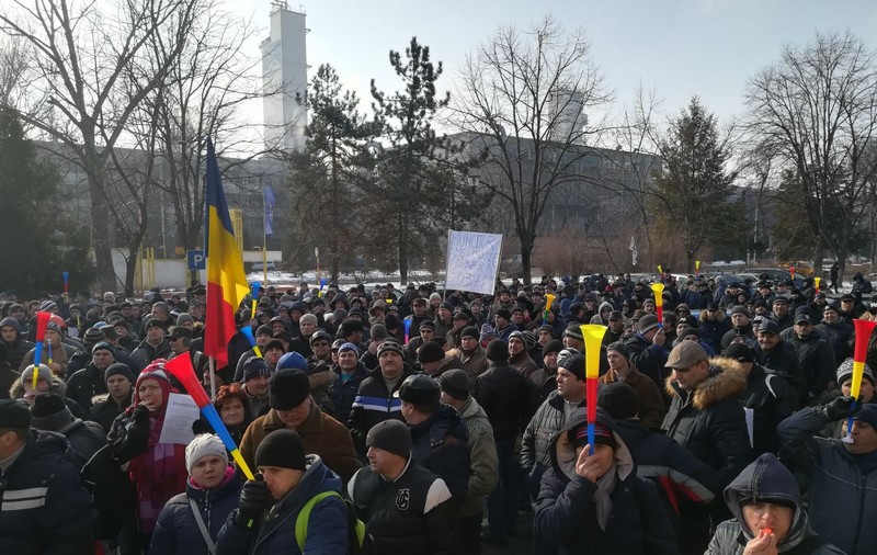 UPDATE| Sute de muncitori de la ArcelorMittal Galaţi protestează în curtea combinatului: "Muncim în siderurgie, nu la frizerie"-VIDEO