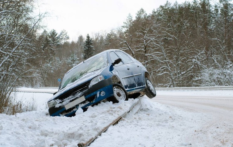 Accidente pe drumuri înzăpezite. Cum pot solicita șoferii despăgubiri în 2025