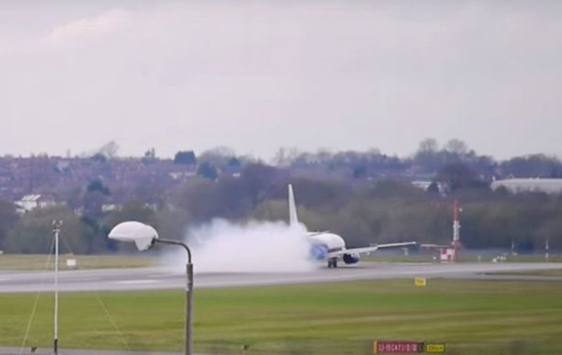 Un avion care a decolat din Bucureşti, aterizare cu probleme în Birmingham. O anvelopă a explodat | VIDEO