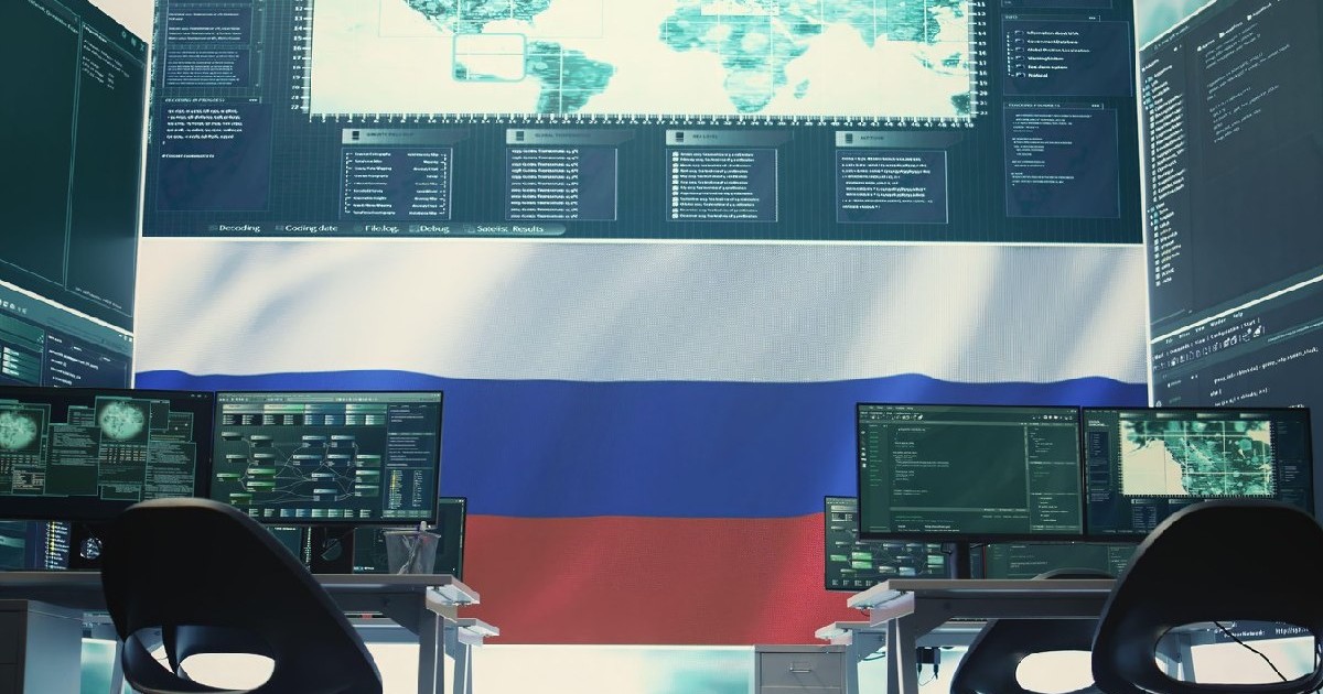Cameră goală, folosită pentru hacking, cu steagul Rusiei pe ecranul mare, evidențiind terorismul cibernetic și dezinformarea.