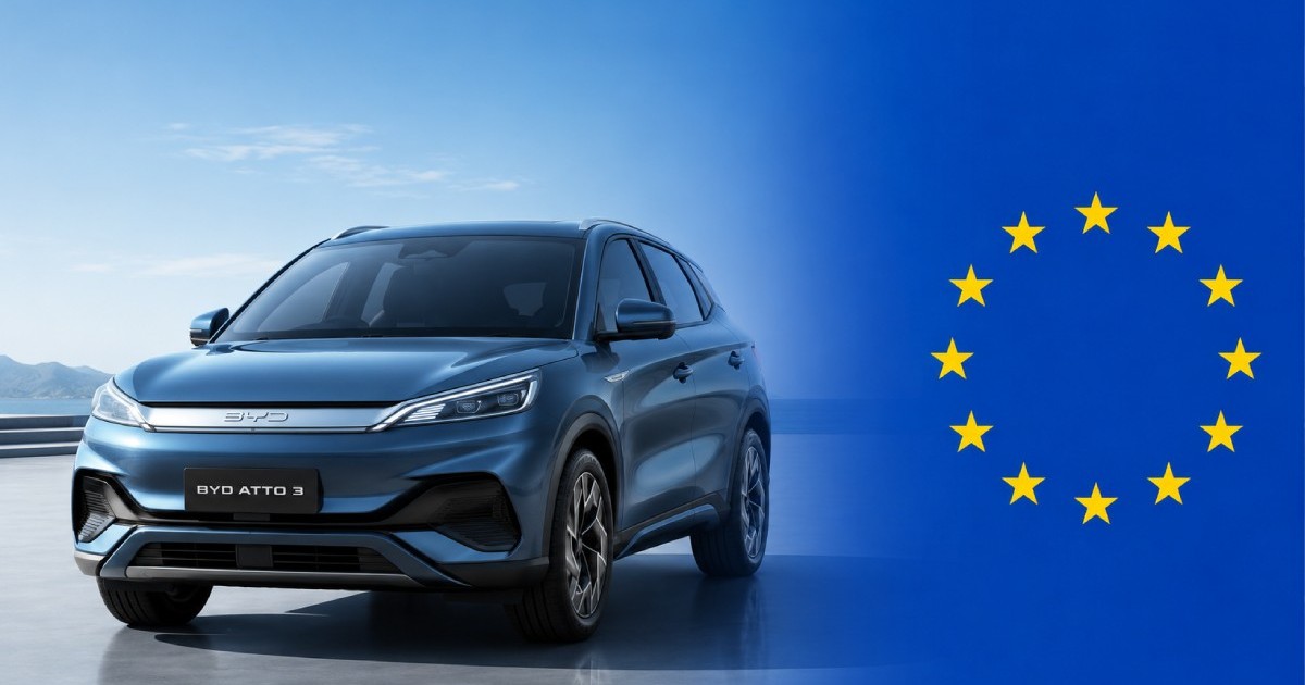 Masina electrica din china marca BYD albastra poza de presa cu steagul europei gradient in dreapta
