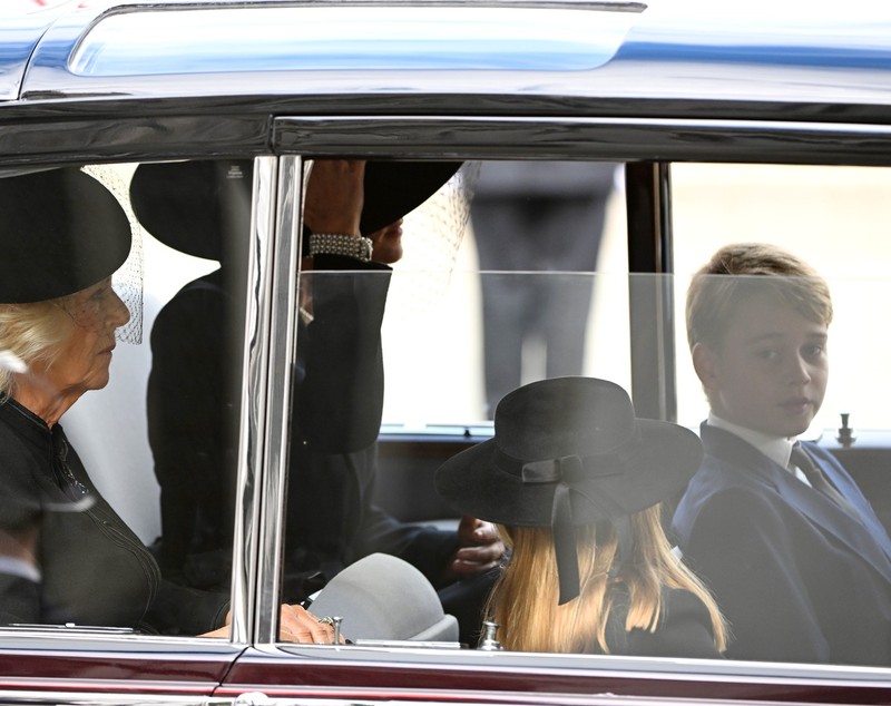 Prințul George și Prințesa Charlotte participă la slujba de înmormântare a reginei Elisabeta a II-a
