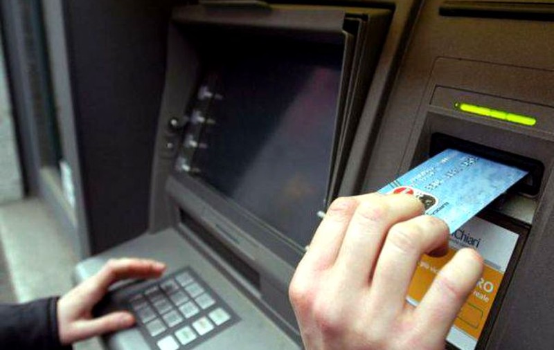 Un tânăr din Timișoara riscă închisoarea după ce a furat un salariu întreg scos mai târziu de un bancomat