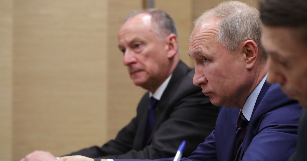 Nikolai Patrușev (în plan îndepărtat) și Vladimir Putin (în mijlocul imaginii) la o întâlnire oficială Foto: Hepta