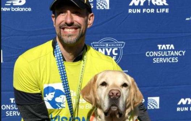Nevăzătorul Thomas Panek a terminat semimaratonul de la New York cu ajutorul ghizilor canini