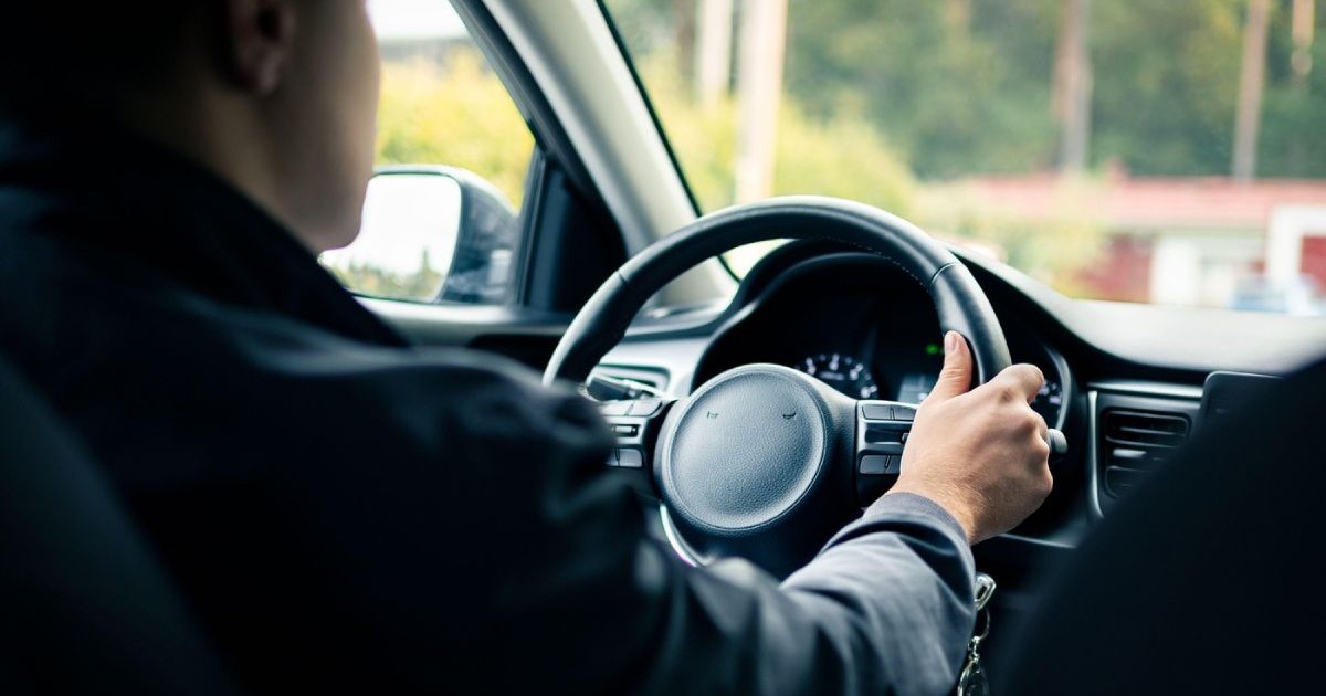 Șofer într-o mașină, conceptul de ridesharing