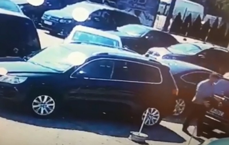 Un hoț din Suceava a fost filmat în timp ce ”opera” dintr-o mașină. Ce a furat bărbatul | VIDEO