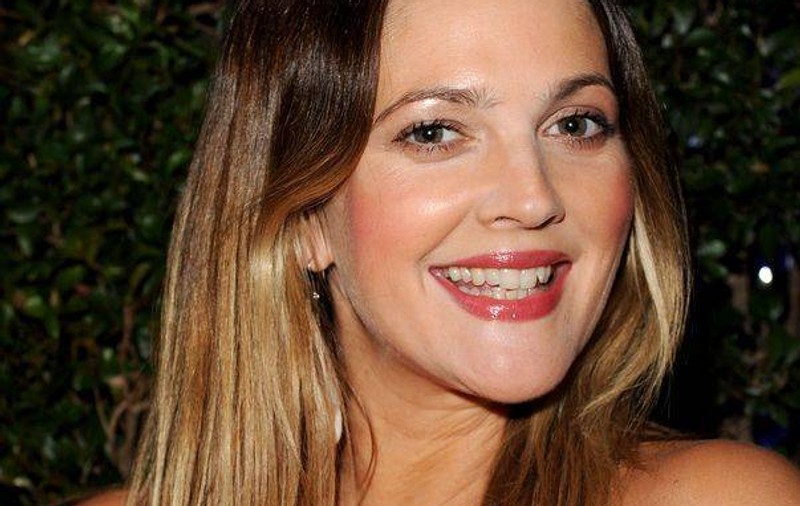Drew Barrymore va produce reality show-ul gastronomic, Knife Fight
