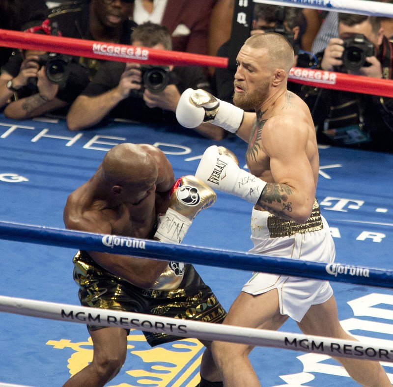 epa06165763 Conor McGregor (R) of Ireland in action against Floyd Mayweather (L) of the US during their fight at the T-Mobile Arena in Las Vegas, Nevada, USA, 26 August 2017. EPA-EFE/ARMANDO ARORIZO
