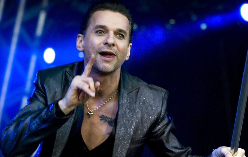 Trupa Depeche Mode lansează „Spirit”, al 14-lea album de studio. Urmează turneul de promovare, Global Spirit Tour, cu un concert și în România