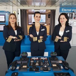 Comandantul Kate McCue și o mică parte din echipa sa | Foto: Facebook Celebrity Edge