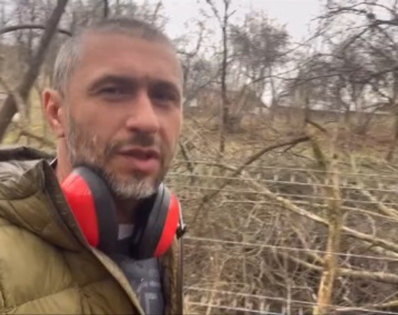 Ce a pățit Dragoș Bucur în curtea casei: „Important e să ai o drujbă”. Locuiește cu familia într-un sat din Argeș