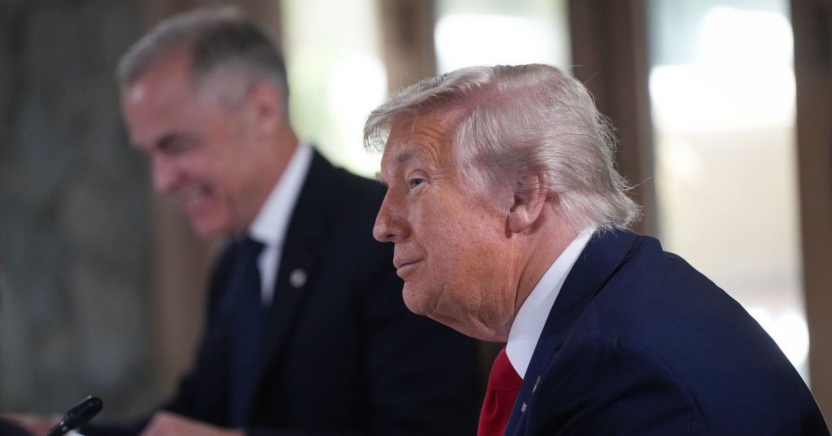 Îmbrăcat în costum negru și cravată roșie, președintele SUA Donald Trump, avându-l alături pe prim-ministrul canadian Mark Carney, în timpul unei sesiuni de lucru la Summitul G7 din Kananaskis, Alabama, 16 iunie 2025