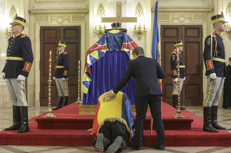 Monarhii Europei la catafalcul Regelui Mihai
