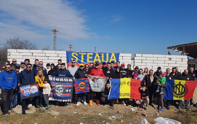 Fanii stelişti au mers în caravană în satul Gheboaia, Dâmboviţa, cu daruri şi bani pentru familia Mocanu: Steaua norocoasă a prinţeselor din hambar