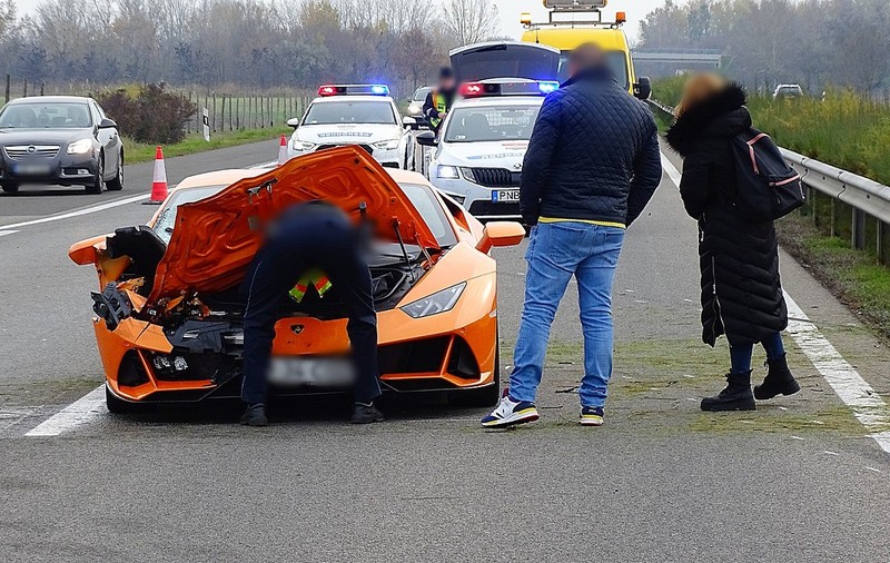 Lamborghini înmatriculat în România distrus pe o autostradă din Ungaria, într-o cursă ilegală cu mașini de lux
