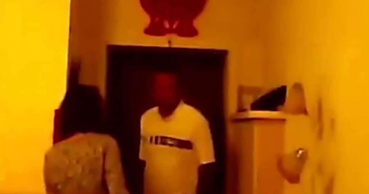 Un bărbat a aflat că soția îl înșeală cu cel mai bun prieten al lui după ce și-a lăsat, din greșeală, camera telefonului pornită
