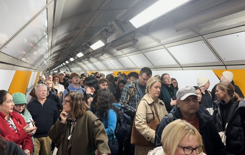 20 de persoane au fost rănite și 5 au ajuns la spital, după o bătaie într-o parcare a aeroportului Heathrow. Accesul spre porțile de îmbarcare a fost perturbat