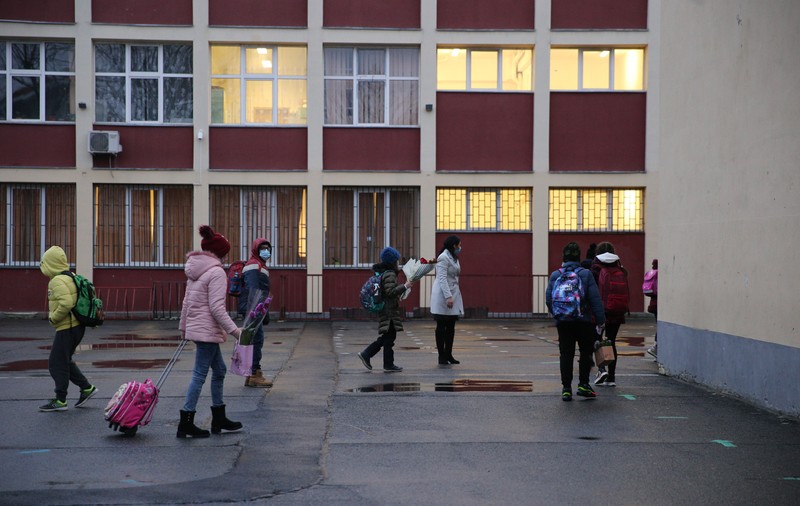 Elevii din clasele terminale merg la școală prin rotație în scenariul roșu. Ministerul Educației pregătește un ordin