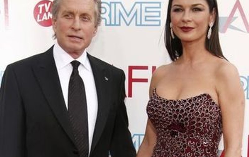 Catherine Zeta-Jones, fericită că Michael Douglas stă acasă cu copiii