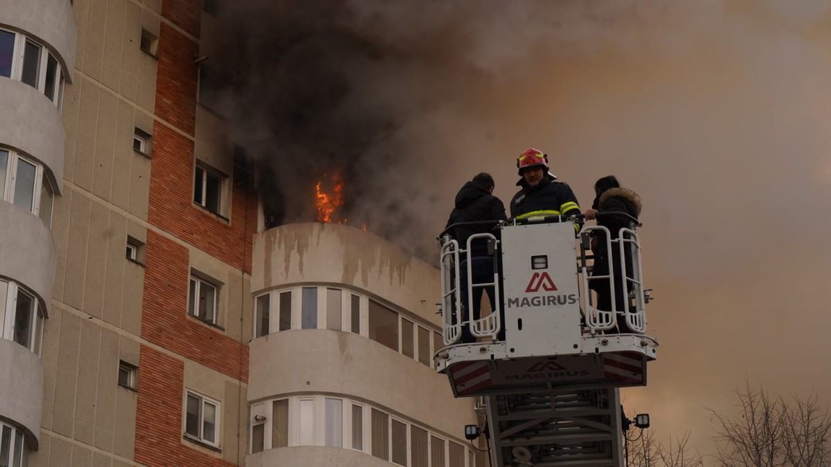 Incendiu la un bloc de pe Bulevardul Mamaia din Constanta. Foto: Cătălin Schipor