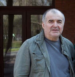 Florin Calinescu deschide un nou susiness-La teatru. La Călinescu