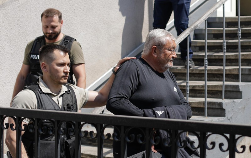 Fostul ministru Sebastian Vlădescu s-a predat la poliție. El a fost escortat spre penitenciar după ce a fost condamnat la 7 ani de închisoare