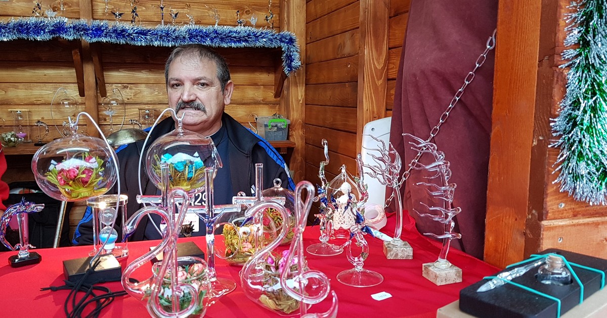 Maestrul sticlar care confecționează figurine de Crăciun în centrul Bucureștiului