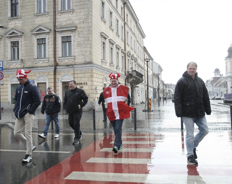 Suporterii danezilor s-au plimbat prin lapoviță și ninsoare prin centrul Clujului! Balint și Stelea s-au intersectat cu ei | FOTO & VIDEO