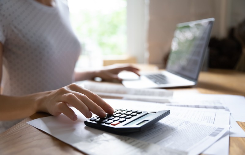 Cum să economisești și să te pregătești pentru viitor într-un context complex