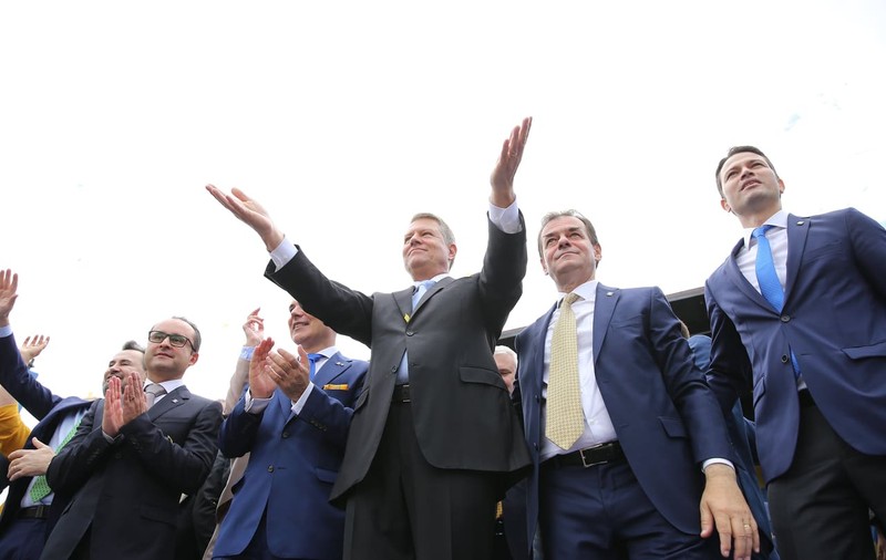 VIDEO | Liberalii, miting de final de campanie, în Piaţa Victoriei, alături de Klaus Iohannis: "Eliberaţi România! Vă aştept pe toţi, la vot, pe 26 mai!"