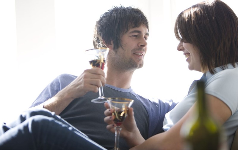 Cei care consumă moderat alcool, mai sănătoşi decât abstinenţii