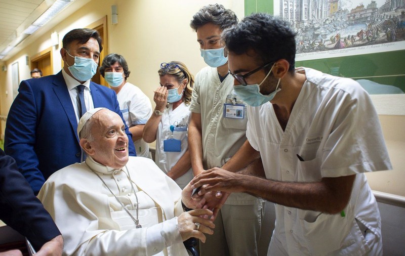 Papa Francisc a fost externat după 11 zile de spitalizare