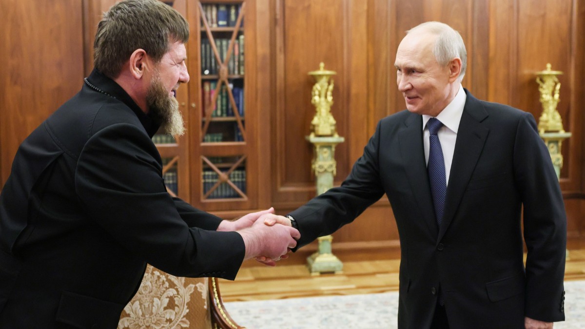 Imaginea îi înfățișează pe președintele rus Vladimir Putin și pe liderul cecen Ramzan Kadîrov dându-și mâna și zâmbind în timpul unei întâlniri într-un birou oficial.