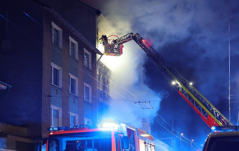 Un bărbat a sărit cu copilul în brațe de la etaj, ca să scape dintr-o casă care ardea. Trei morți și un copil mic dispărut în incendiul din Solingen