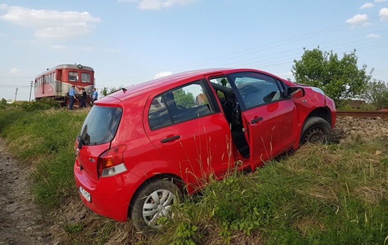 Un tren a lovit o maşină în Timiș. O persoană a rămas încarcerată