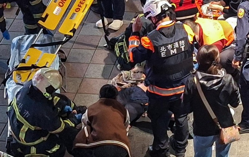 Cel puțin trei morți și cinci răniți după un atac cu cuțitul la metroul din Taipei. Principalul suspect a fost găsit și el mort