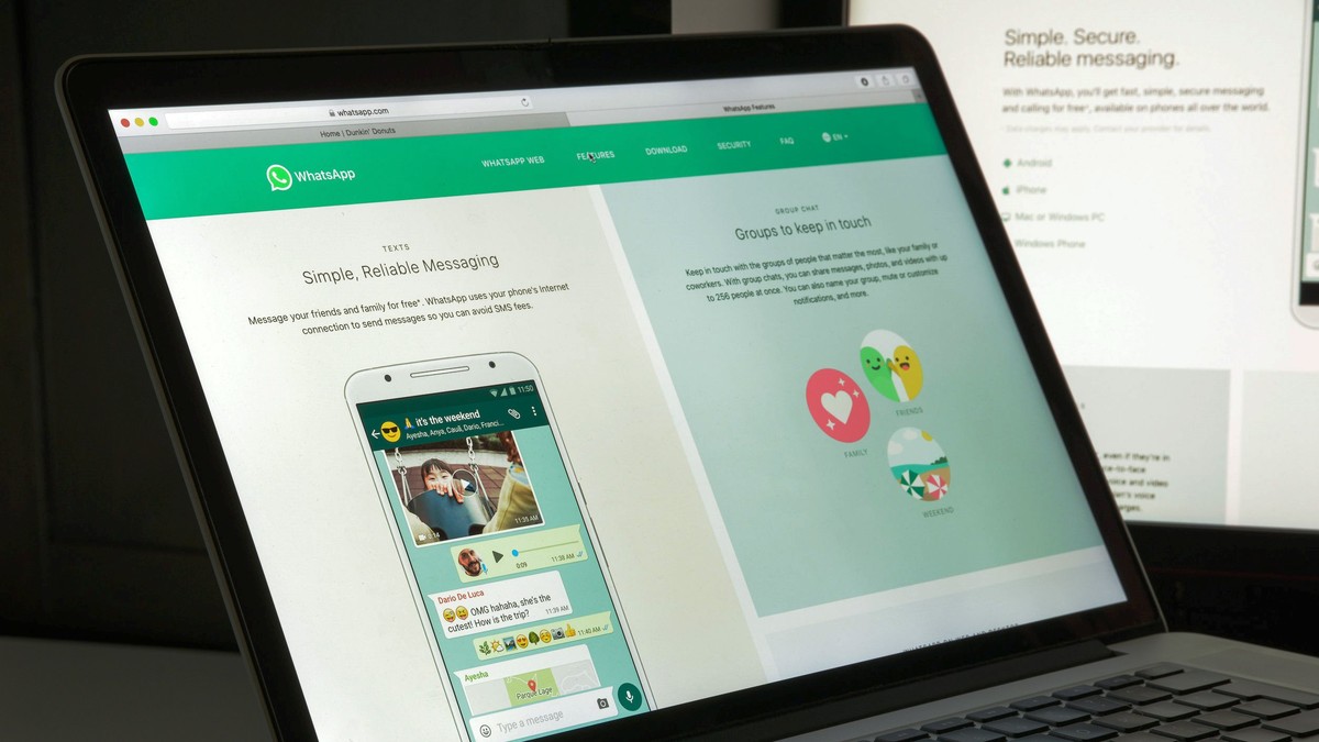 WhatsApp pe mai multe dispozitive - O imagine cu pagina de start a whatsapp.com. Logo-ul Whatsapp este vizibil.